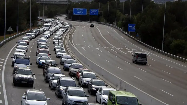 AP-7, amb vehicles aturats als tres carrils de l'autopista en sentit Barcelona - Roger Segura