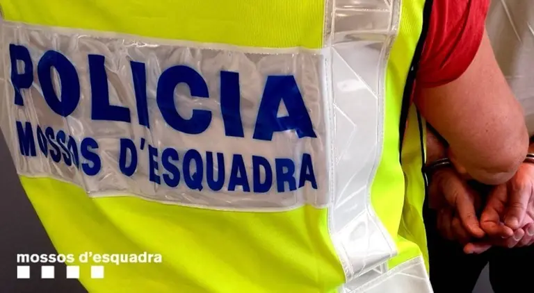 Els Mossos detenen un jove per un suposat delicte d'abusos sexuals a menors