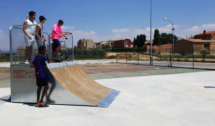 Alguns joves estrenant l&#39;Skate Park de Linyola