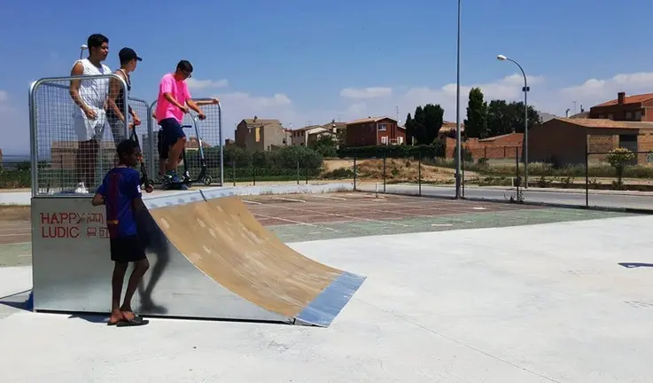 Alguns joves estrenant l'Skate Park de Linyola