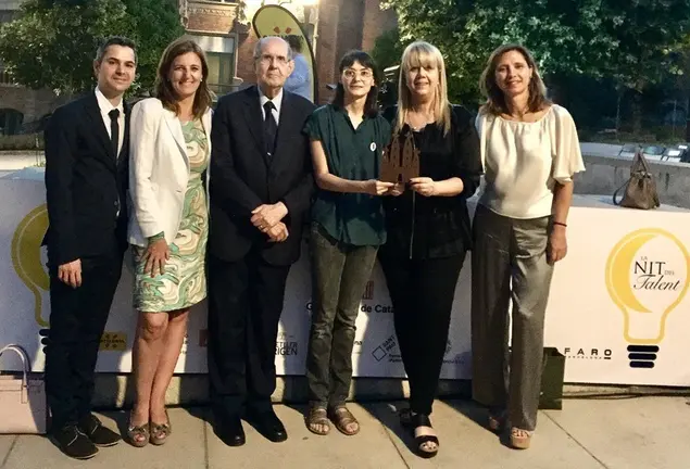 Núria Roure i Núria Baldrich, acompanyades de Manuel Roure, en el lliurament del Premi Talent 2018