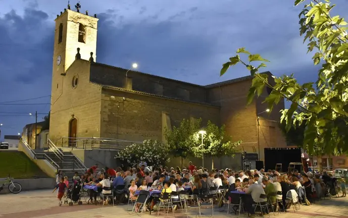 El veïnat de Sidamon es reuneix a la plaça de l'Església