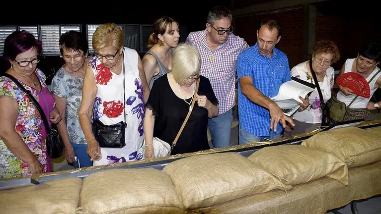 L'alcalde de Linola Àlex Mases en l'exposició Els primers trets de Francesc Boix