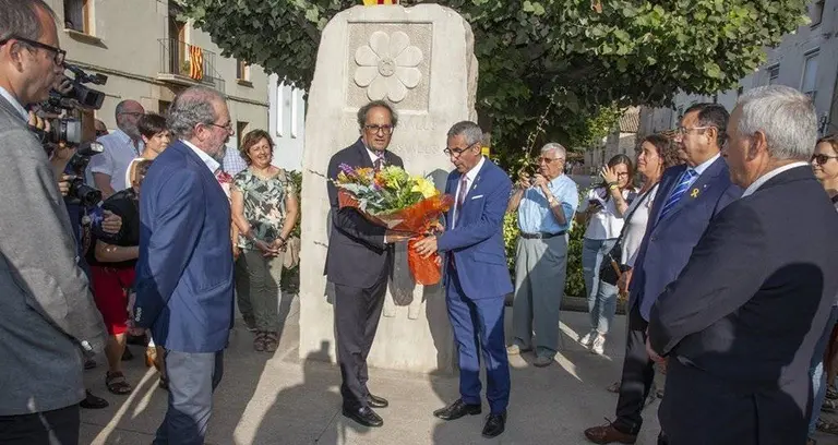 Ofrena del president i l'alcalde en el monument als Desvalls