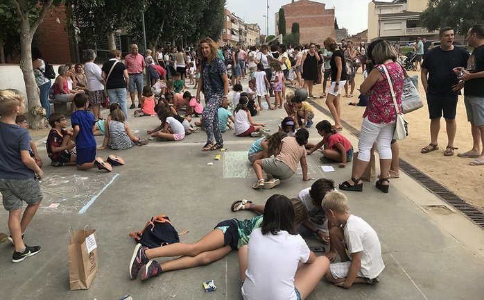 Els nens i nenes pintant la plaça Europa de les Borges. (1)