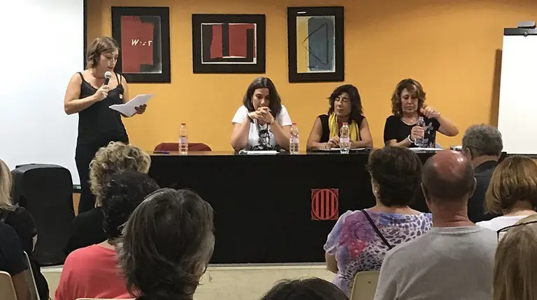 Helena Martínez, Núria Marín, Mireia Mata, i Meritxell Benedí, en la confèrencia