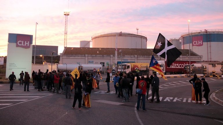 Concentració davant d&#39;un centre d&#39;hidrocarburs, a la Ll-11, a Lleida, impedint la sortida de camions