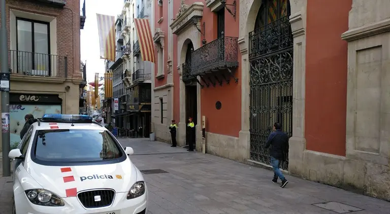 Mossos d'Esquadra custodiant la porta de la Diputació de Lleida