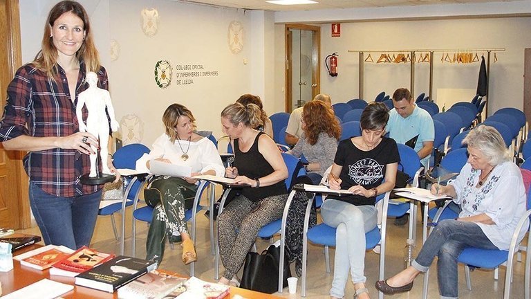 Les infermeres assistents al curs d’acupuntura aplicada a les cures infermeres, impartit per Sònia Argilés