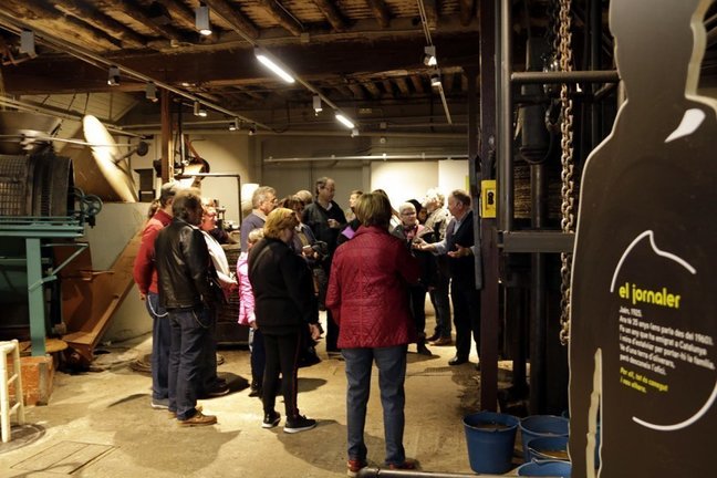 Imatge general de la visita a la recreació de fer oli amb premses antigues en la festa de la primera premsada de La Granadella. El 4 de novembre de 2018. (Horitzontal)