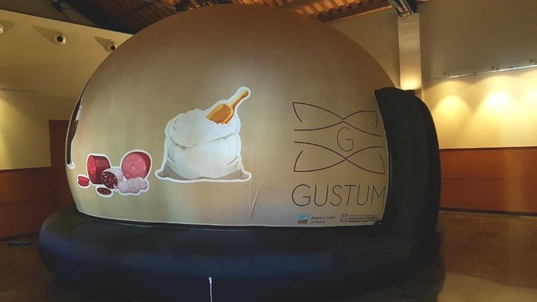 La instal·lació de la Cúpula Gustum a l'Espai Museu dels Canals d'Urgell
