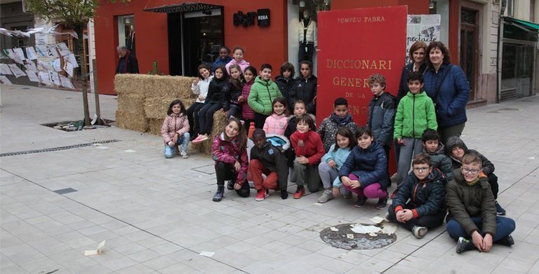 Els escolars visiten l'exposició Municipi lector a la plaça Pla d'Urgell