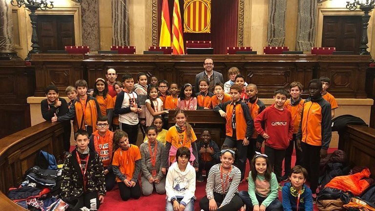Els escolars de Les Arrels al Parlament de Catalunya, amb Marc Solsona