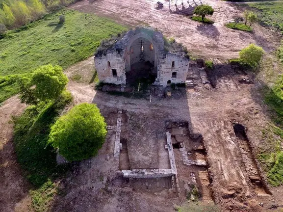 Les restes que s'han trobat al monestir de Santa Maria de Vallverd impulsa l'excavació de les restes arqueològiques