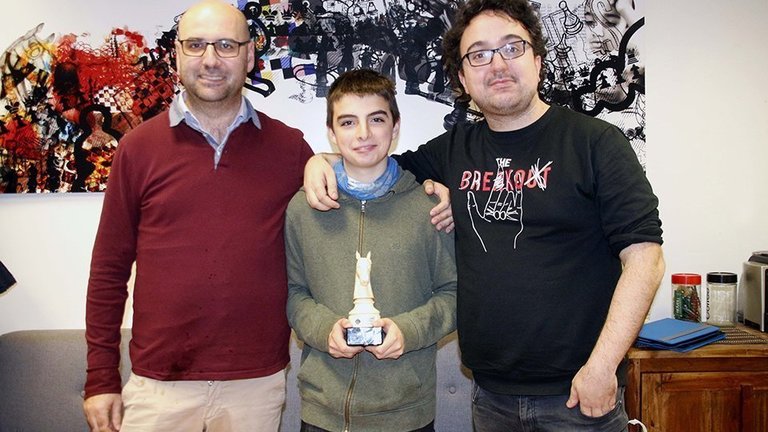 Daniel Cano amb el trofeu del Campionat Absolut d'Escacs d'Almenar