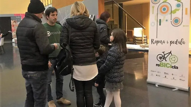 El punt d'informació instal·lat al Teatre l'Amistat del projecte 'Rebicicla' de reciclatge de bicicletes