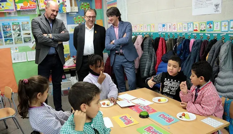 Carmel Mòdol, i responsables d'Afrucat, visitant un taller a l'escola Camps Elisis de Lleida