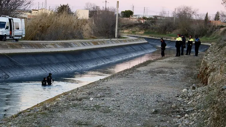 Els Mossos d'Esquadra, treballant al Canal de Seròs, on s'ha trobat el vehicle