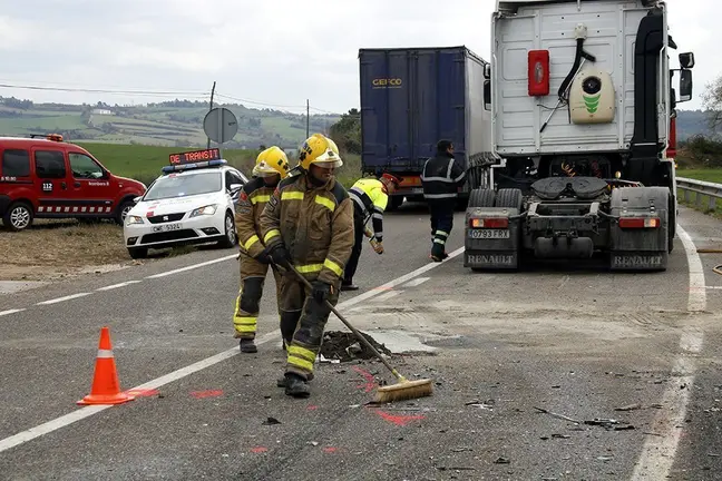Bombers i Mossos d'Esquadra treballant al lloc de l'accident mortal