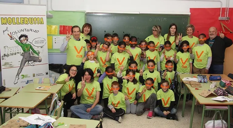 Alumnes i voluntaris en el taller a l'escola Mestre Ignasi Peraire de Mollerussa