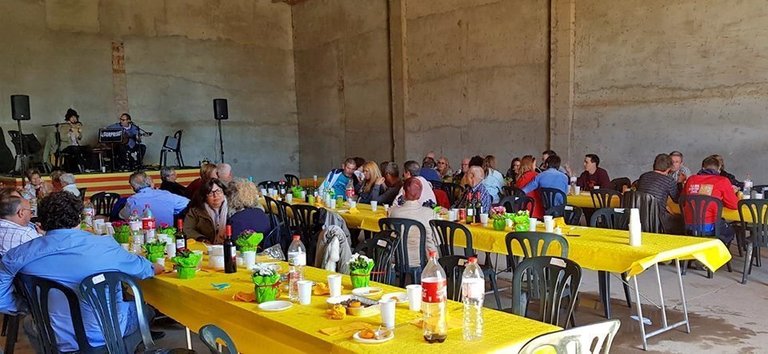 Participants en el dinar popular de la Festa Major de Guarda-si-venes