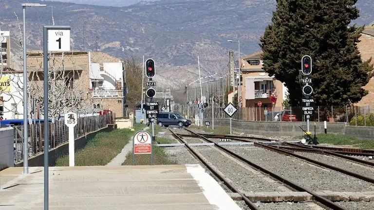 L'estació de tren de Balaguer, amb el pas a nivell per a vehicles al fons