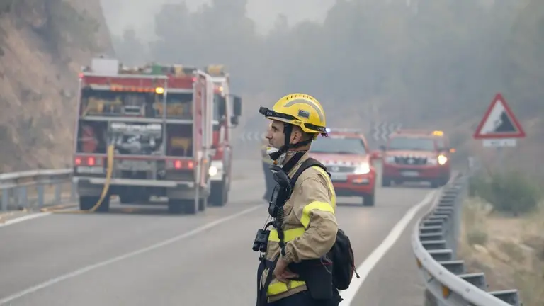 Un bomber observa l'incendi de Maials