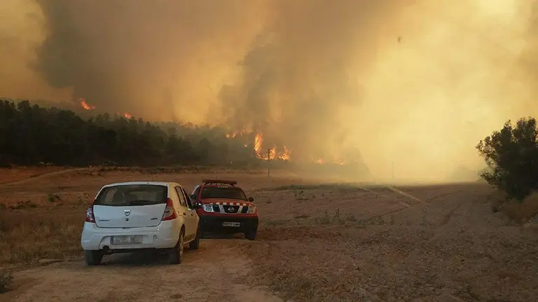 L'incendi que crema a la Ribera d'Ebre podria saltar a les Garrigues i Segrià
