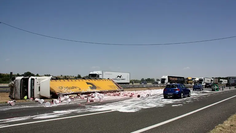 Els tres camions accidentats a l'A-2 a Vilagrassa