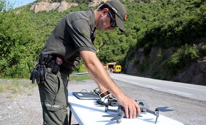 L&#39;agent rural Ramon Ignasi Redondo preparant el dron per enlairar-lo