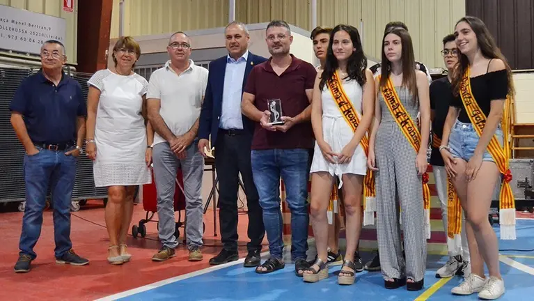 Òscar Barqué, amb l'alcalde Jordi Calvís i les pubilles i hereus del 2019
