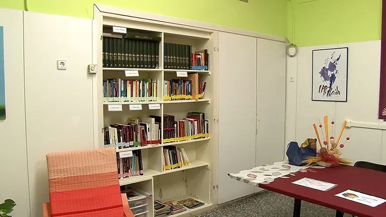 La Biblioteca que han habilitat els veïns a l'antiga escola de Sidamon