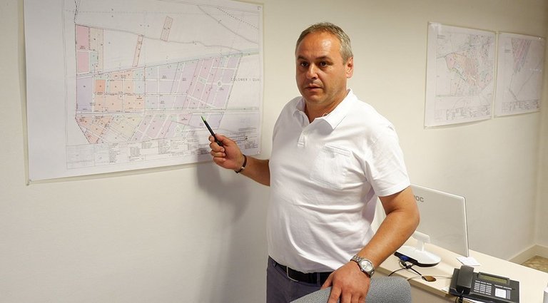 L'alcalde de Golmés, Jordi Calvís mostra el nou planejament urbanístic