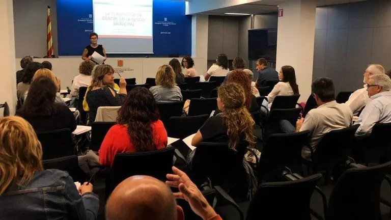 Mònica Gelambí impartint la formació a la Delegació Territorial del Govern a Lleida - Generalitat de Catalunya