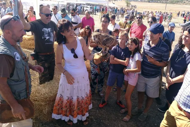L'alcaldessa de Tàrrega, Alba Pijuan en la visita a la Fira del Caçador