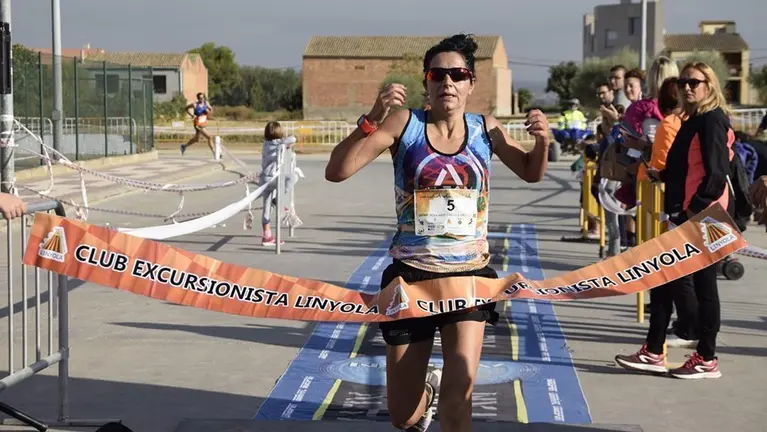 Rosamari Carulla en el moment de l'arribada de la Cursa del Caragol 2019 de Linyola
