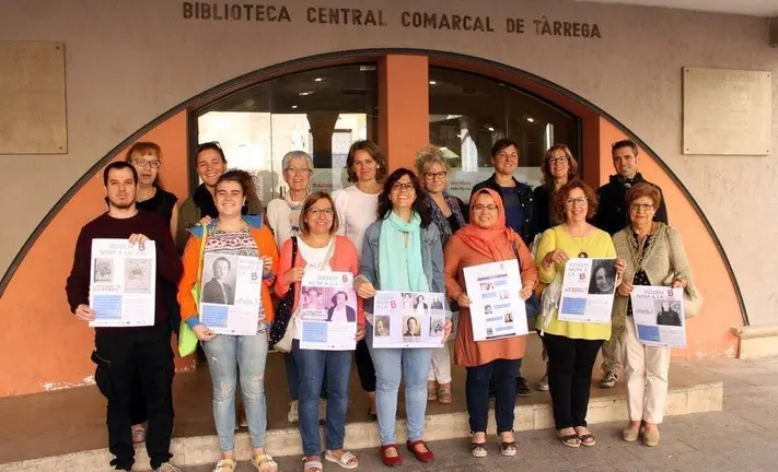 Representants de les entitats promotores del procés participatiu amb l'alcaldessa de Tàrrega, Alba Pijuan, davant la biblioteca comarcal - ACN
