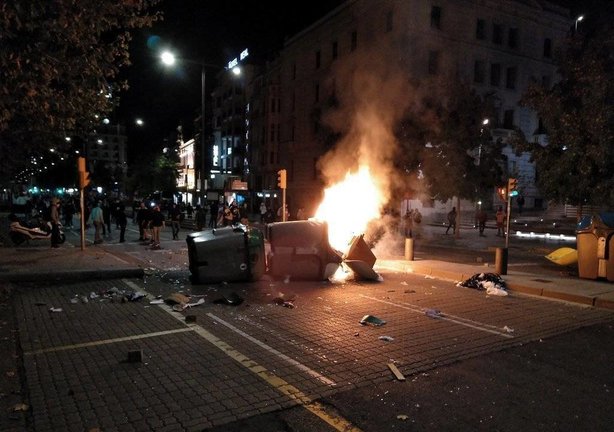 Imatge dels manifestants després de muntar una barricada i incendiar un contenidor a Lleida, el 15 d'octubre del 2019. (Horitzontal)