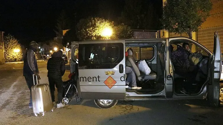 Un grup de persones que es traslladen a la Manreana amb motiu de l'incendi dels seus habitatges