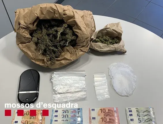 La droga i els estris que van trobar els Mossos d'Esquadra a Arbeca
