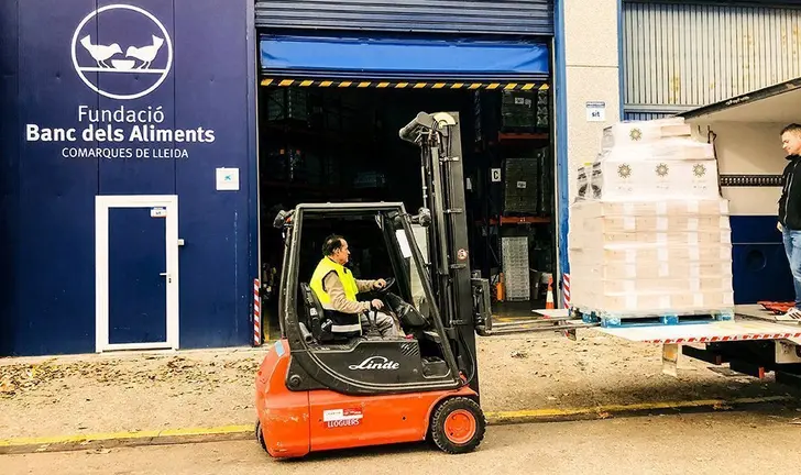 Descarregant els productes de La Piamontesa al Banc d'Aliments de Lleida