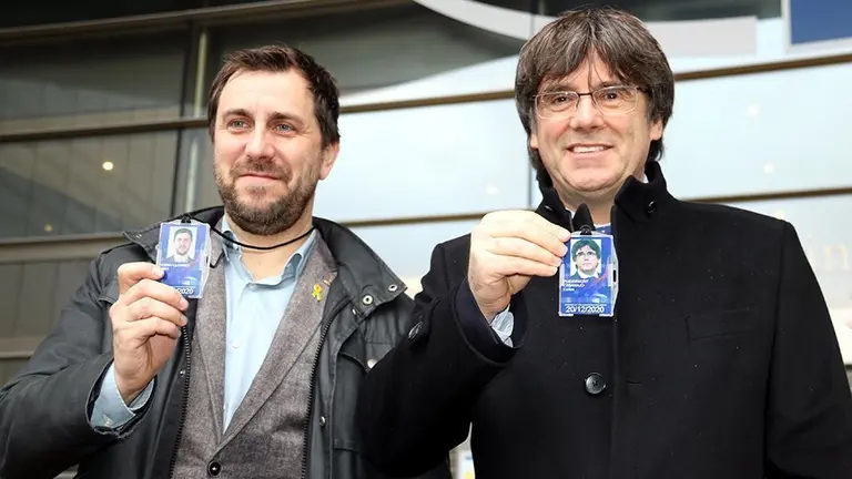 Carles Puigdemont i Toni Comín davant el Parlament Europeu a Brussel·les amb l'acreditació com a eurodiputats