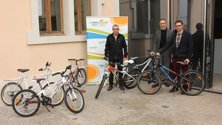 El president del Consell Comarcal del Pla d'Urgell Rafel Panadés amb les bicicletes restaurades
