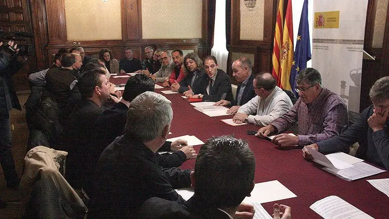 El subdelegat del govern de l'Estat, José Crespín,reunit amb diversos alcaldes del Baix Segre i representants de sindicats