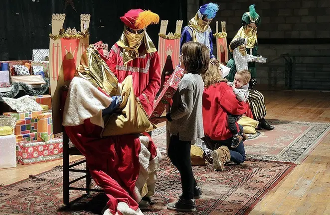 Les tres Reines d'Orient, repartint els regals que han portat als nens i nenes de Belianes