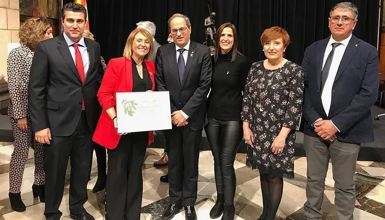 El president Quim Torra lliura el premi a l'alcaldessa Rosa Pujol