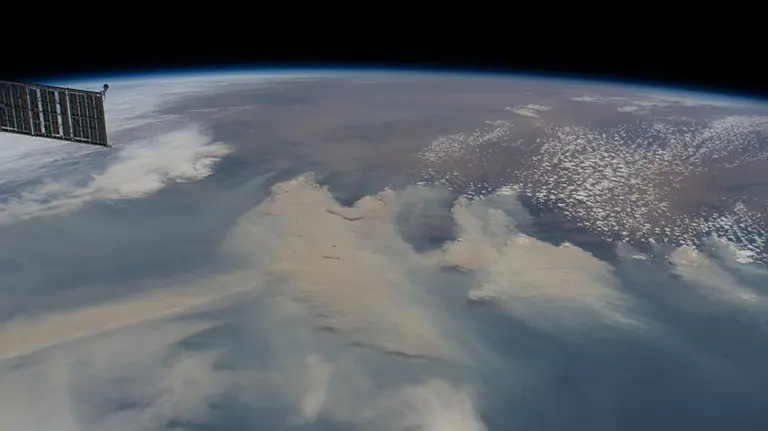 Imatge de l'ISS del fum produït pels incendis forestals actius a Austràlia el 4 de gener - NASA ISS