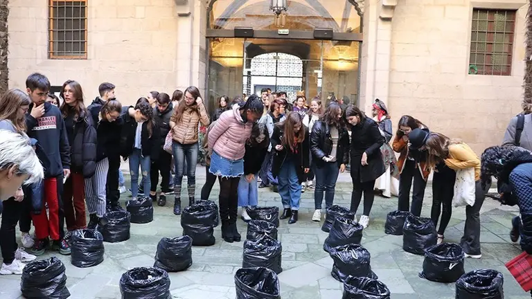 Els alumnes en la inauguració de l'exposició 'Màgia Brossa' - Institut d'Estudis Ilerdencs