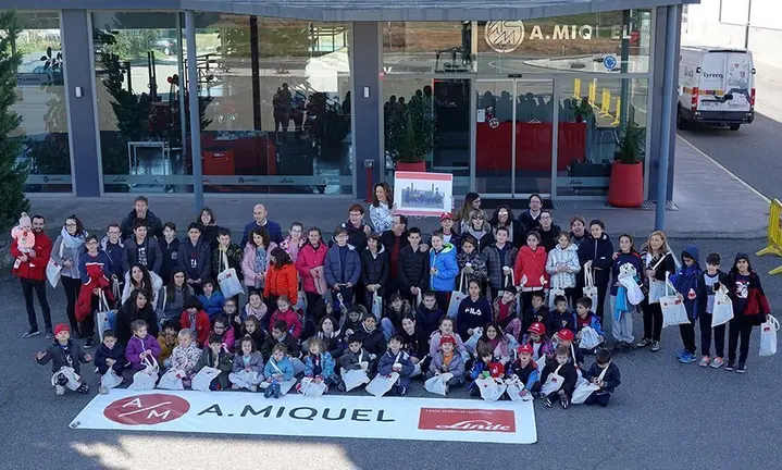 Visita dels alumnes de l'escola El Timó de Sidamon a Tallers A. Miquel