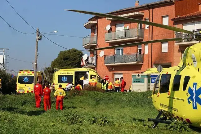 Serveis d'emergències mèdiques i helicòpter en el lloc de l'incendi a Juneda @Selena García